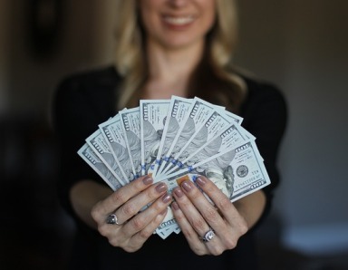 money_in_hands